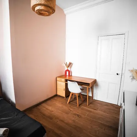 Spacious With 4 Bedrooms In 尼姆