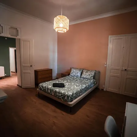 公寓 Spacious With 4 Bedrooms In 尼姆