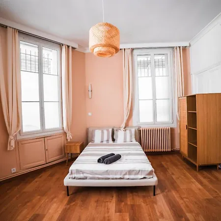 Spacious With 4 Bedrooms In Nîmes