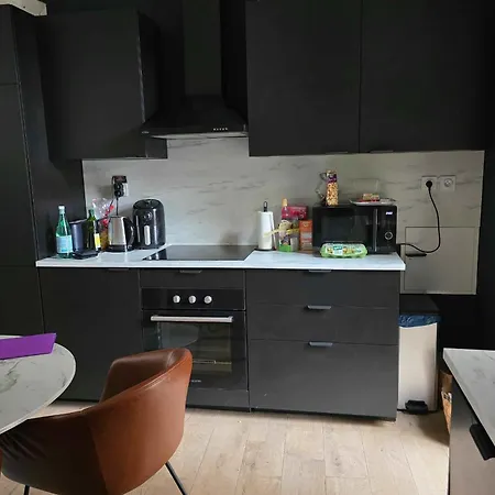Spacious With 4 Bedrooms In דירה