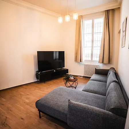 Spacious With 4 Bedrooms In Appartement Nîmes