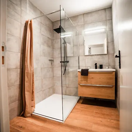 Spacious With 4 Bedrooms In דירה