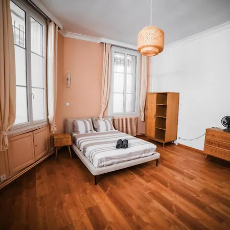 Spacious With 4 Bedrooms In Appartement Nîmes