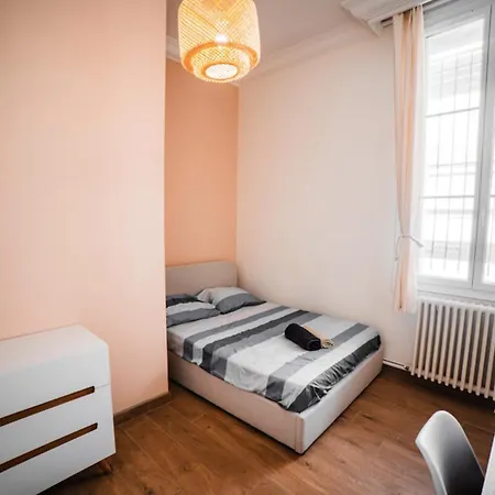 Appartement Spacious With 4 Bedrooms In Nîmes